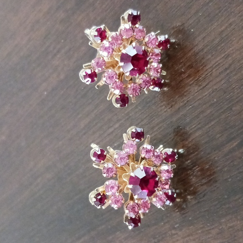 Vintage Coro Signed Screw Back Earrings 1" goldtone Pink red to burgundy